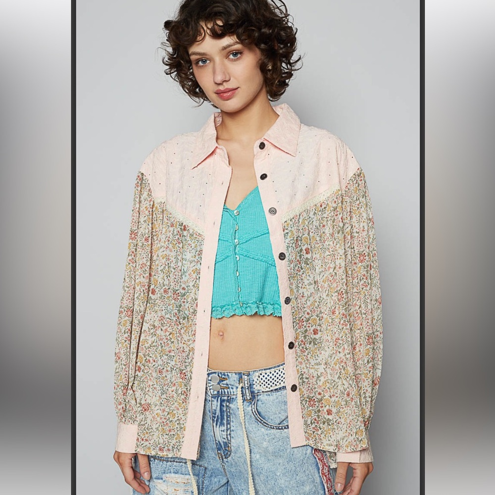POL Designed in balloon sleeve roomy fit top in printed woven. Button-Up